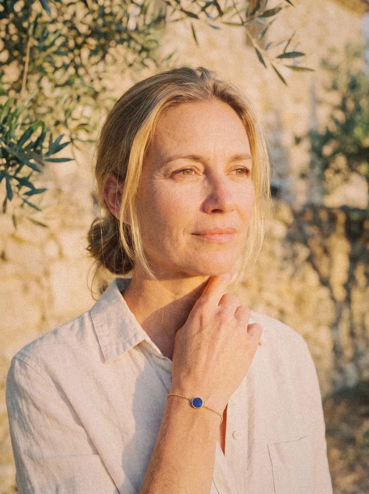 La parure Boucles d'oreilles Origine - Lapis-lazuli portée