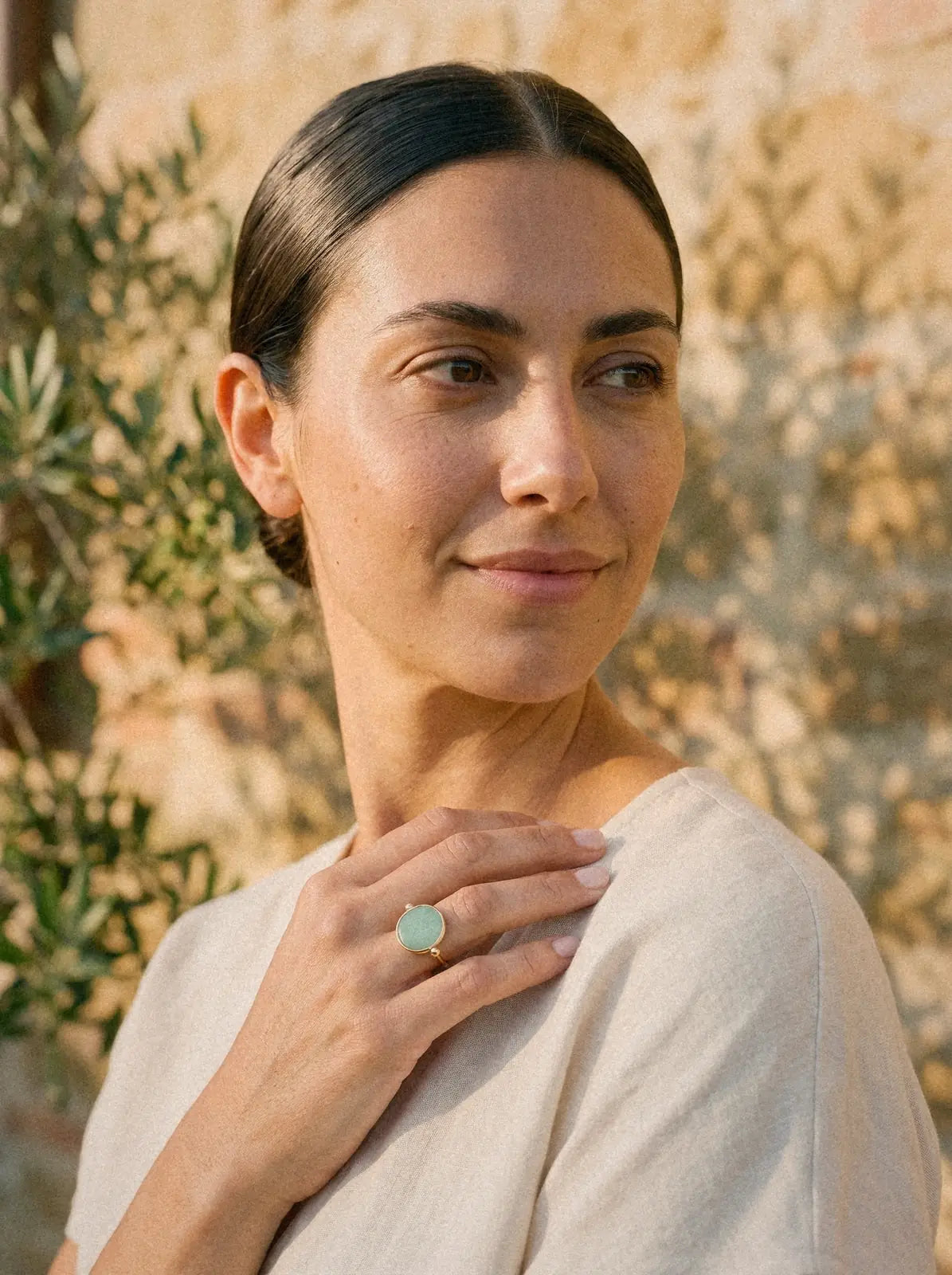 La parure Boucles d'oreilles Aura - Aventurine verte portée