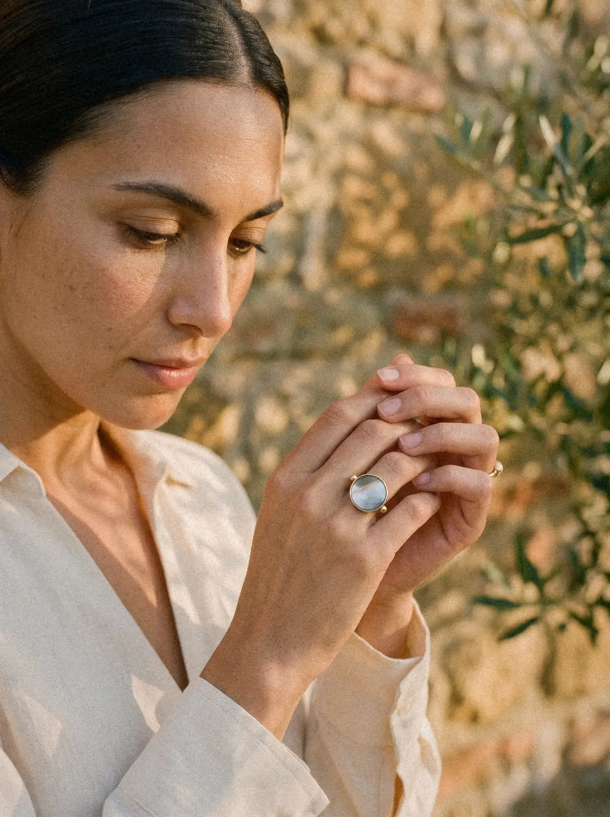 La parure Boucles d'oreilles Aura - Nacre grise portée