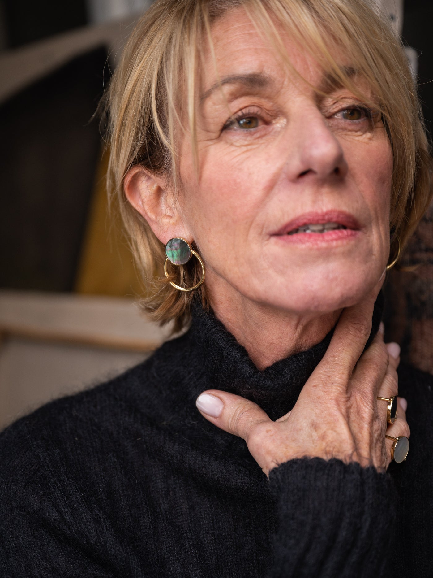 La parure Bague Aura - Nacre grise portée