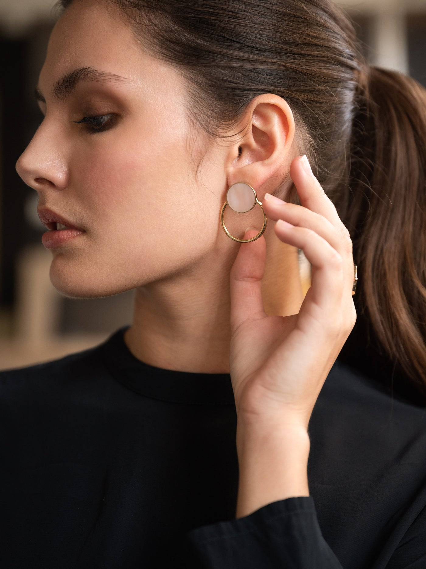 La parure Bague Aura - Nacre rose portée