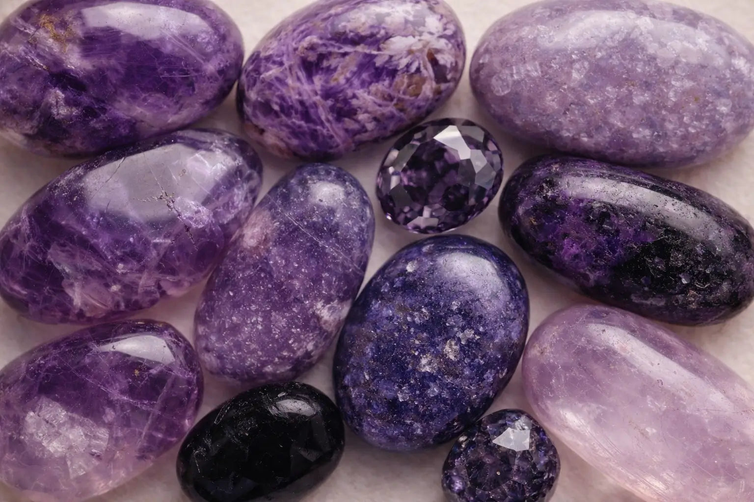 Pierre précieuse certifiée forme ovale taaffeite violette