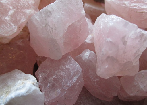 Le guide complet des pierres roses en lithothérapie : découvrez leur essence et leur symbolisme