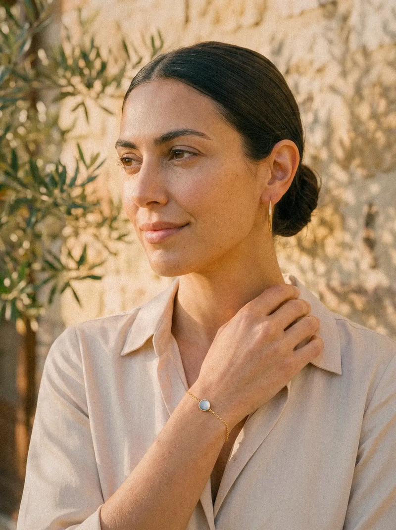 Bracelet Origine - Nacre grise porté