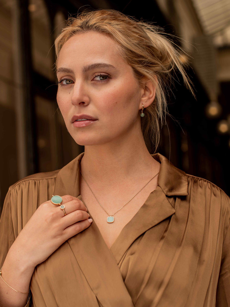 Femme qui porte la bague aura en aventurine verte