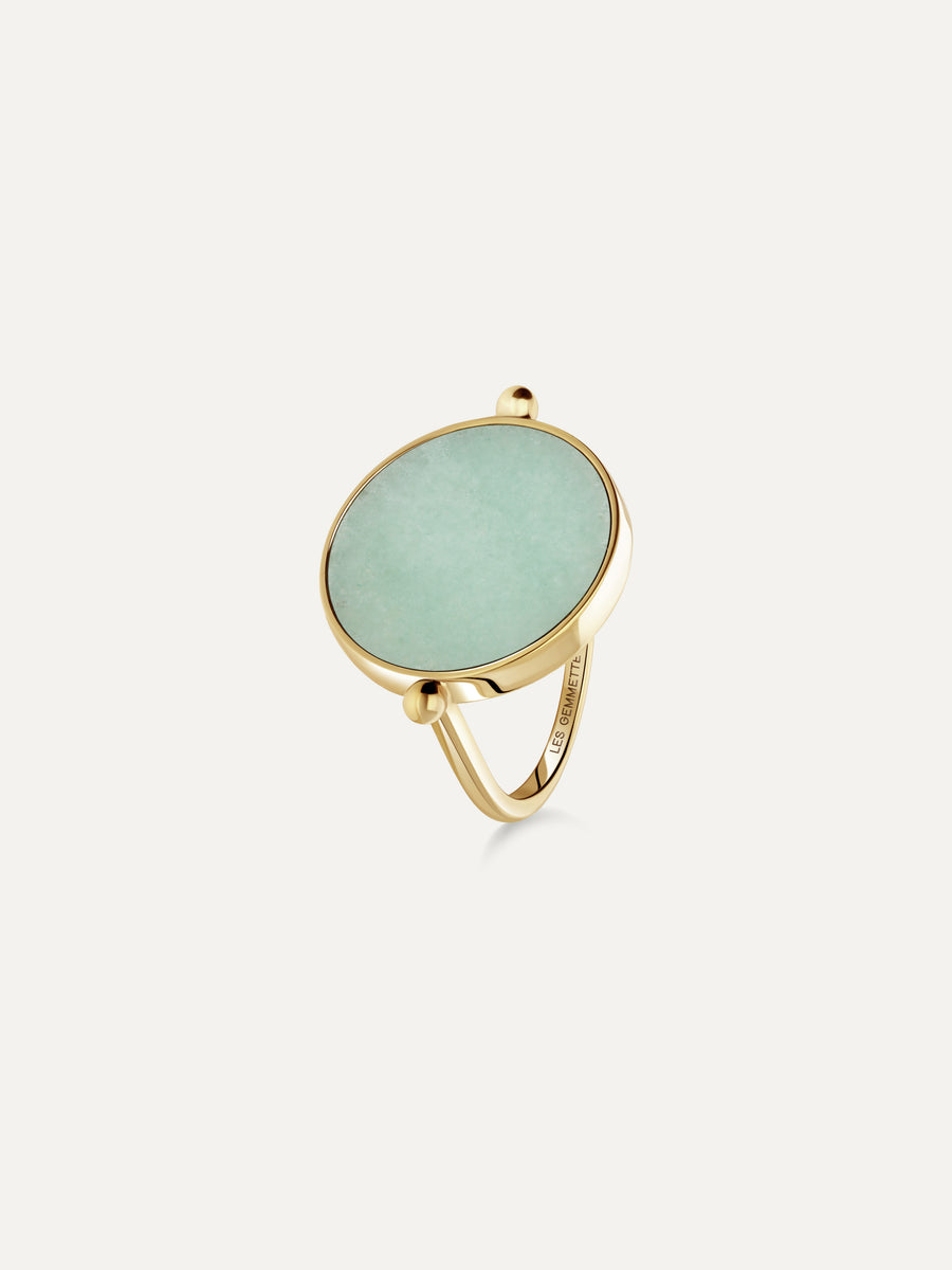 Bague aura en aventurine verte sur fond blanc
