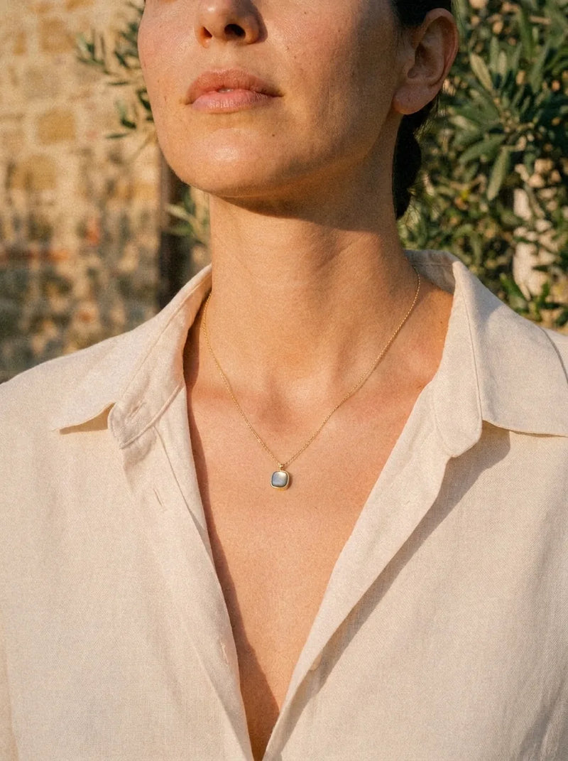 Collier Muse - Nacre grise porté