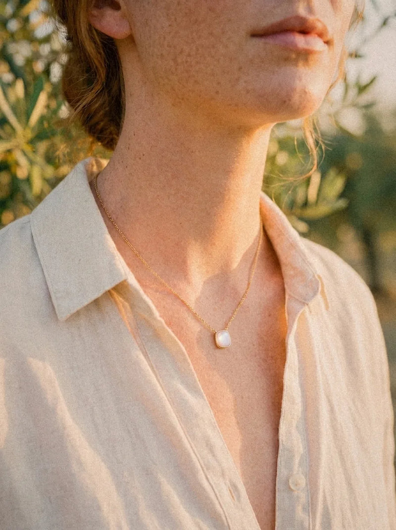 Collier Muse - Nacre rose porté
