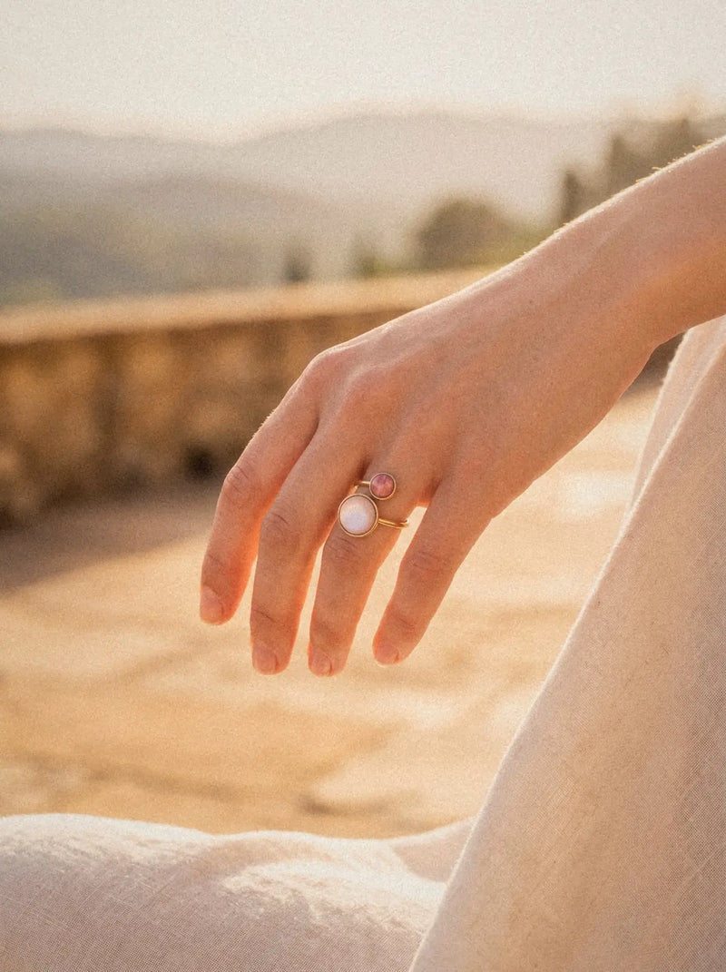 Bague Dual – Rhodonite et Nacre Rose porté