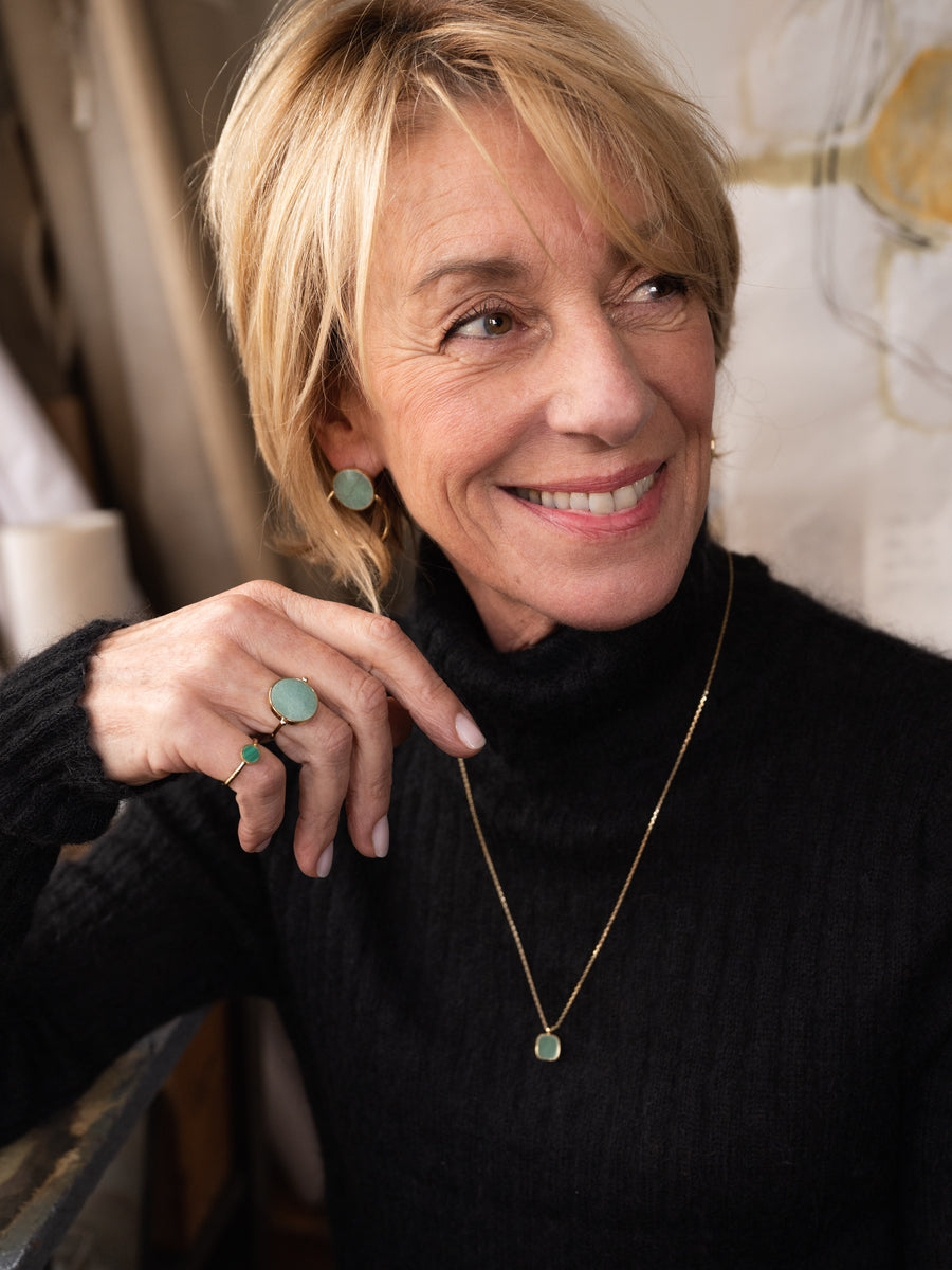 Femme qui porte la collection en aventurine verte les gemmettes