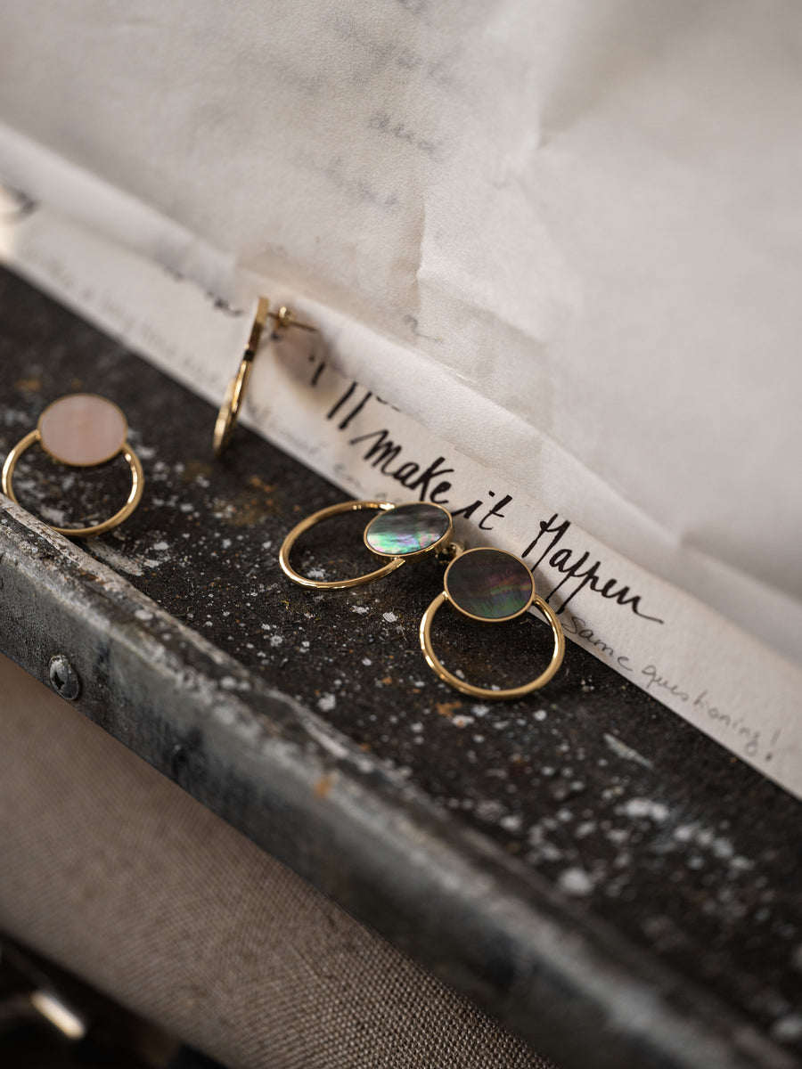 Photo Boucles d'oreilles Aura - Nacre grise - Variante 4