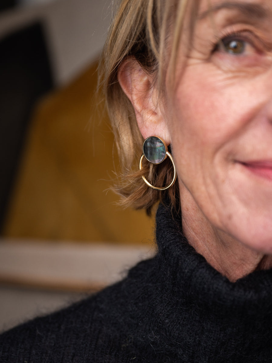 Photo Boucles d'oreilles Aura - Nacre grise - Variante 3