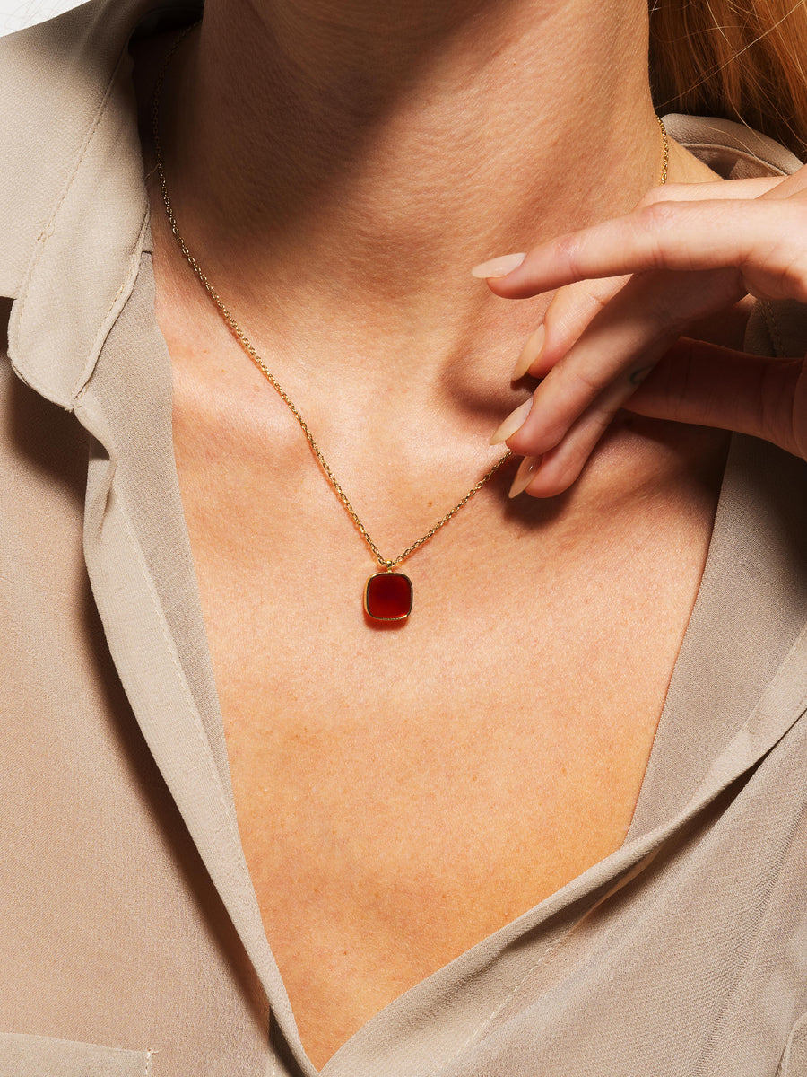 Photo modèle 1 - Collier Muse - Agate rouge